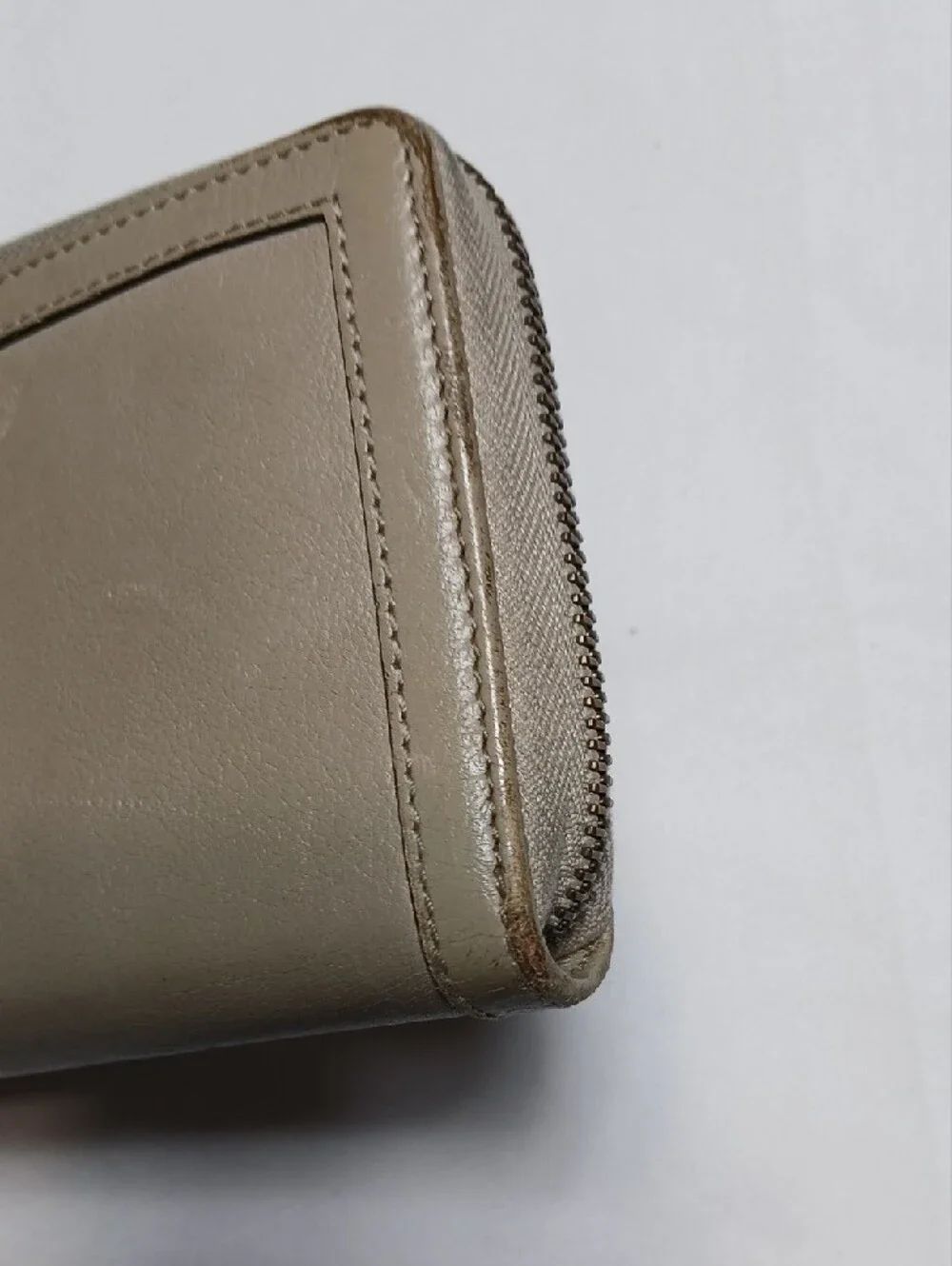 Gucci Diana Continental Beige Leather Zip-Around Wallet with Bamboo Accent
